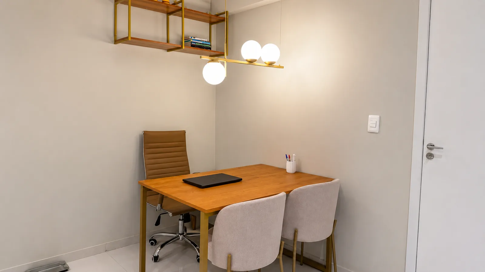Consultório com prateleira suspensa e mesa de atendimento