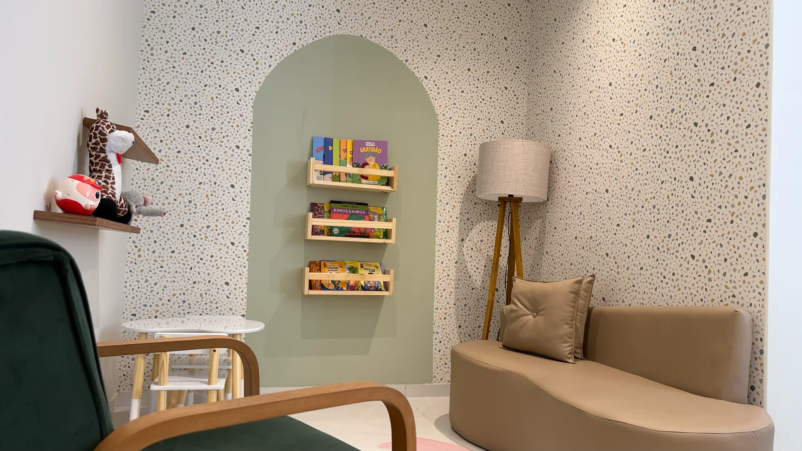 Cantinho de leitura infantil com prateleiras de livros