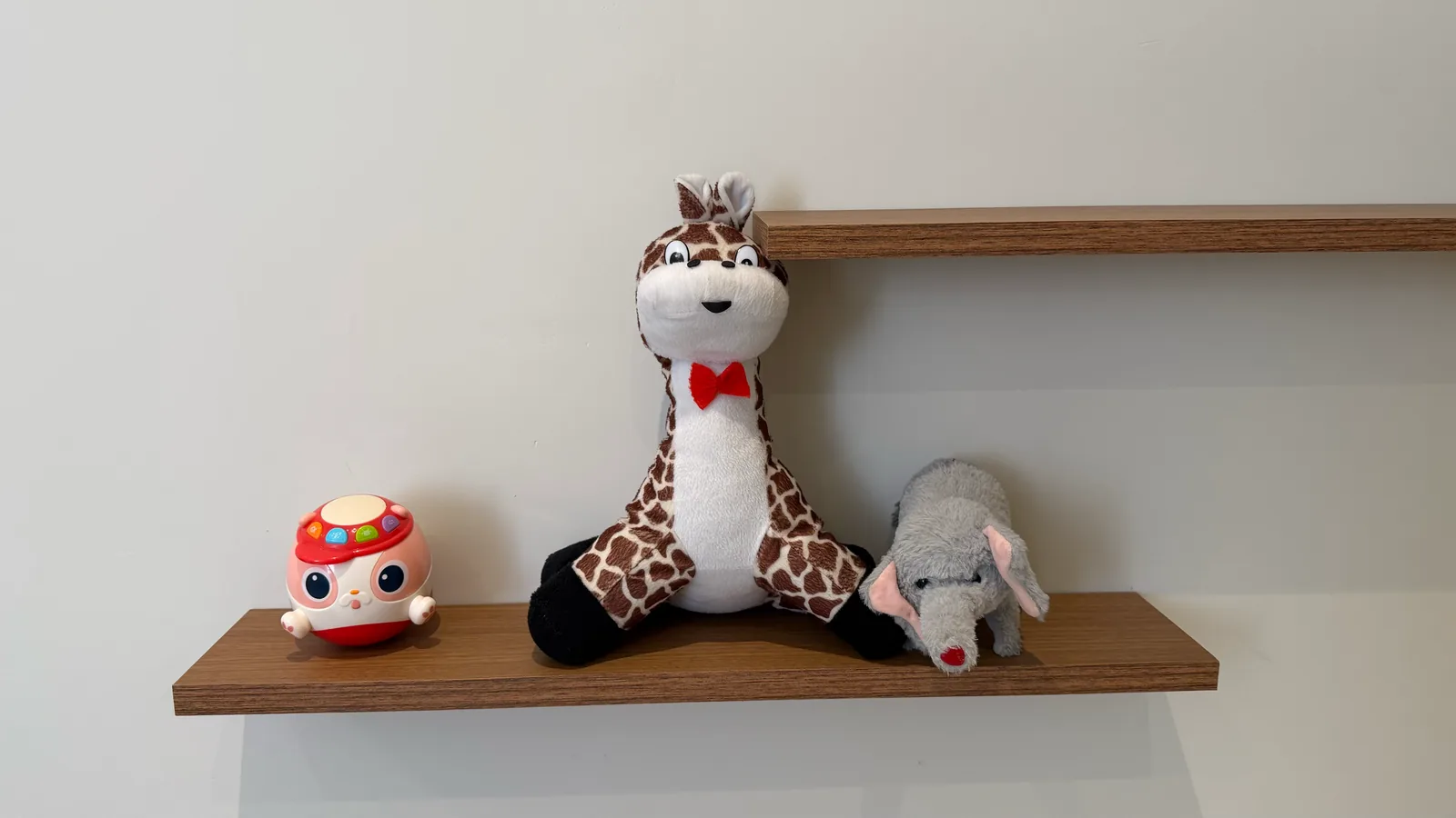 Prateleira com brinquedos no espaço kids
