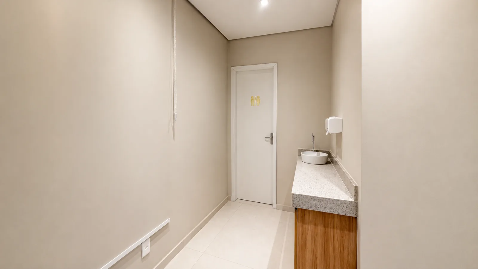 Circulação com lavabo de apoio e acesso ao sanitário