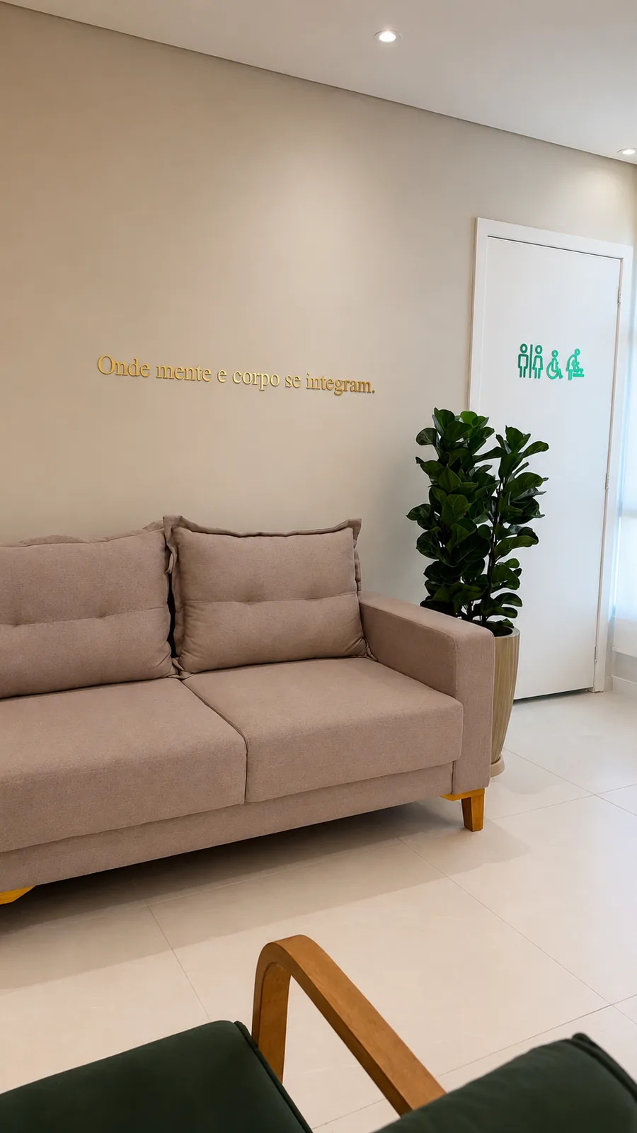 Sofá da sala de espera e frase aplicada na parede