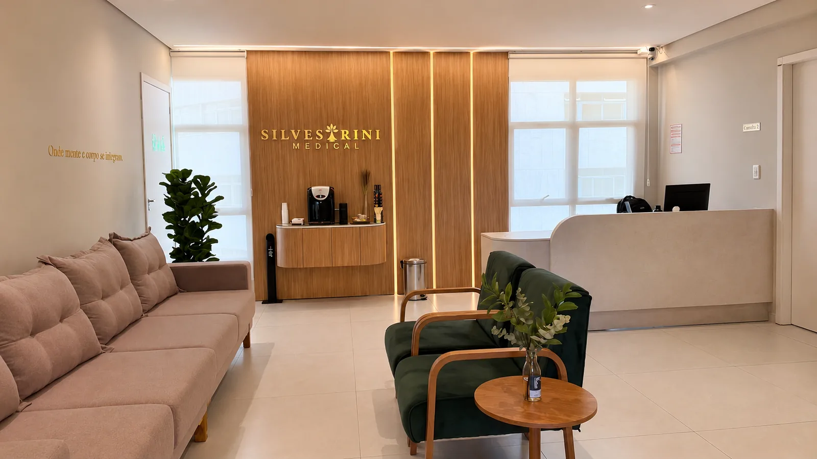 Recepção da Silvestrini Medical com balcão de atendimento e sala de espera