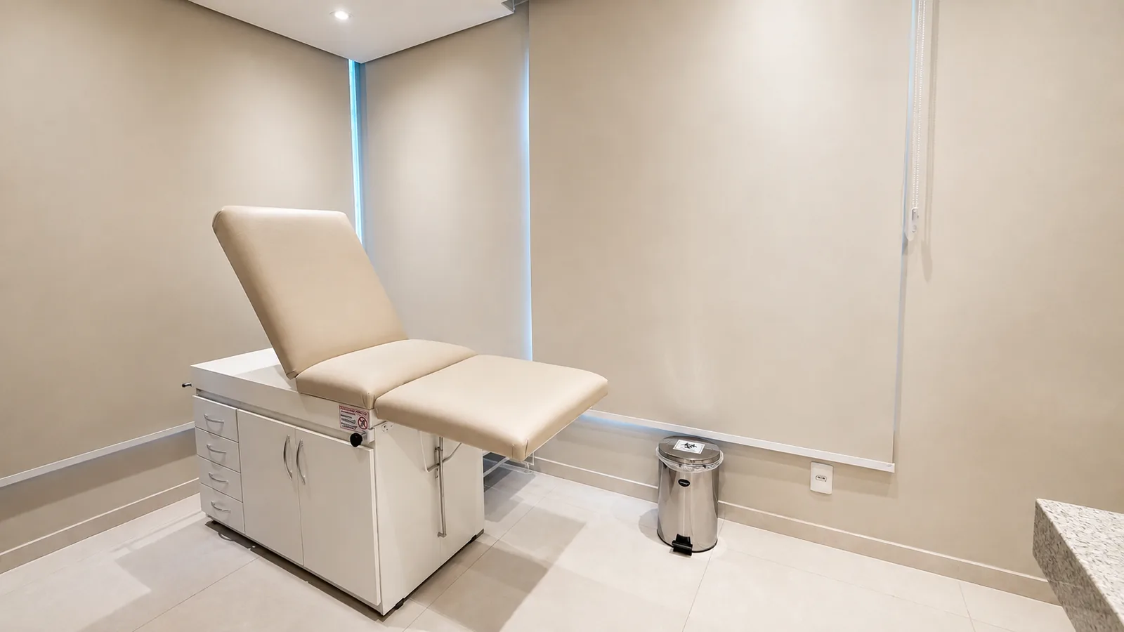 Sala reservada com maca de exame reclinável