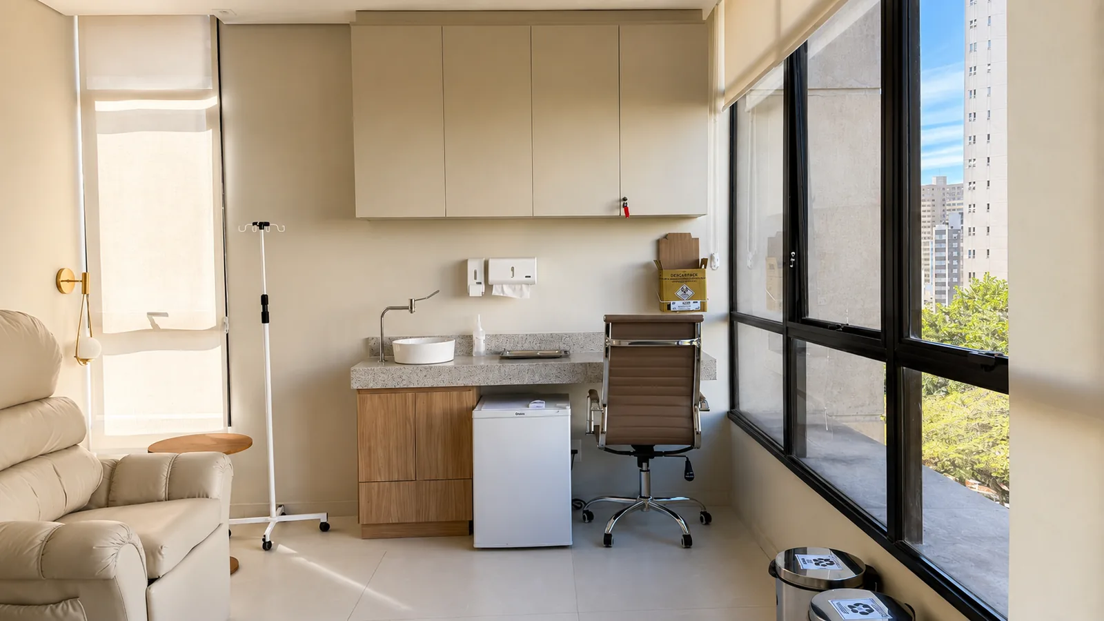 Sala de soroterapia com bancada, pia e refrigerador de apoio